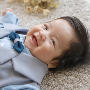 タキシードを着て笑う赤ちゃんのイメージ（サムネイル）