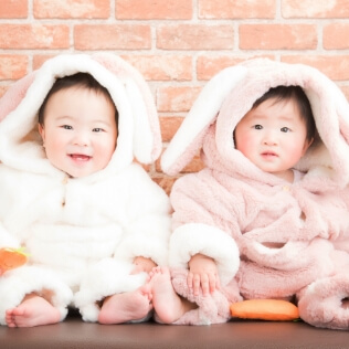 お揃いのうさぎの衣裳を着た双子の赤ちゃんのイメージ（サムネイル）