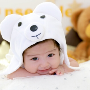 クマの衣裳を着た赤ちゃんのイメージ（サムネイル）