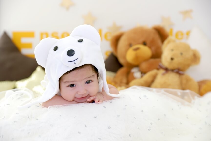 クマの衣裳を着た赤ちゃんのイメージ