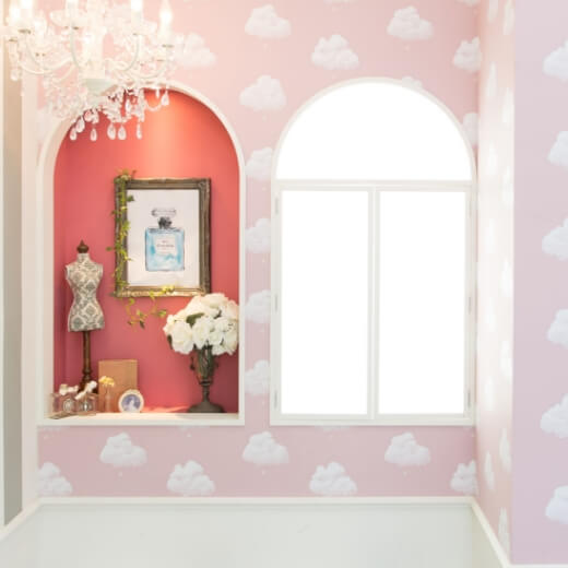 雲柄のピンクの壁紙にお花や絵が飾ってあるかわいらしいスタジオ
