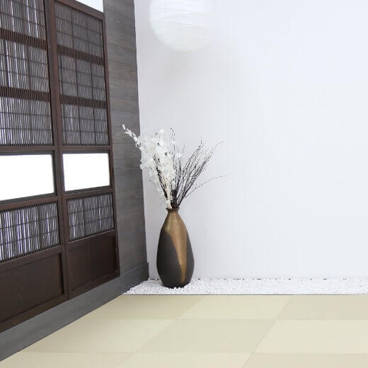 畳の部屋に和風の戸と白いお花が生けてあるスタジオ