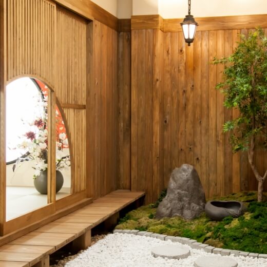 縁側があり日本庭園のような空間に洋風なライトがある和洋折衷なスタジオ