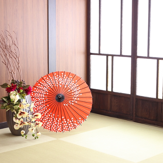 和室の部屋に和傘とお花が生けてあるスタジオ